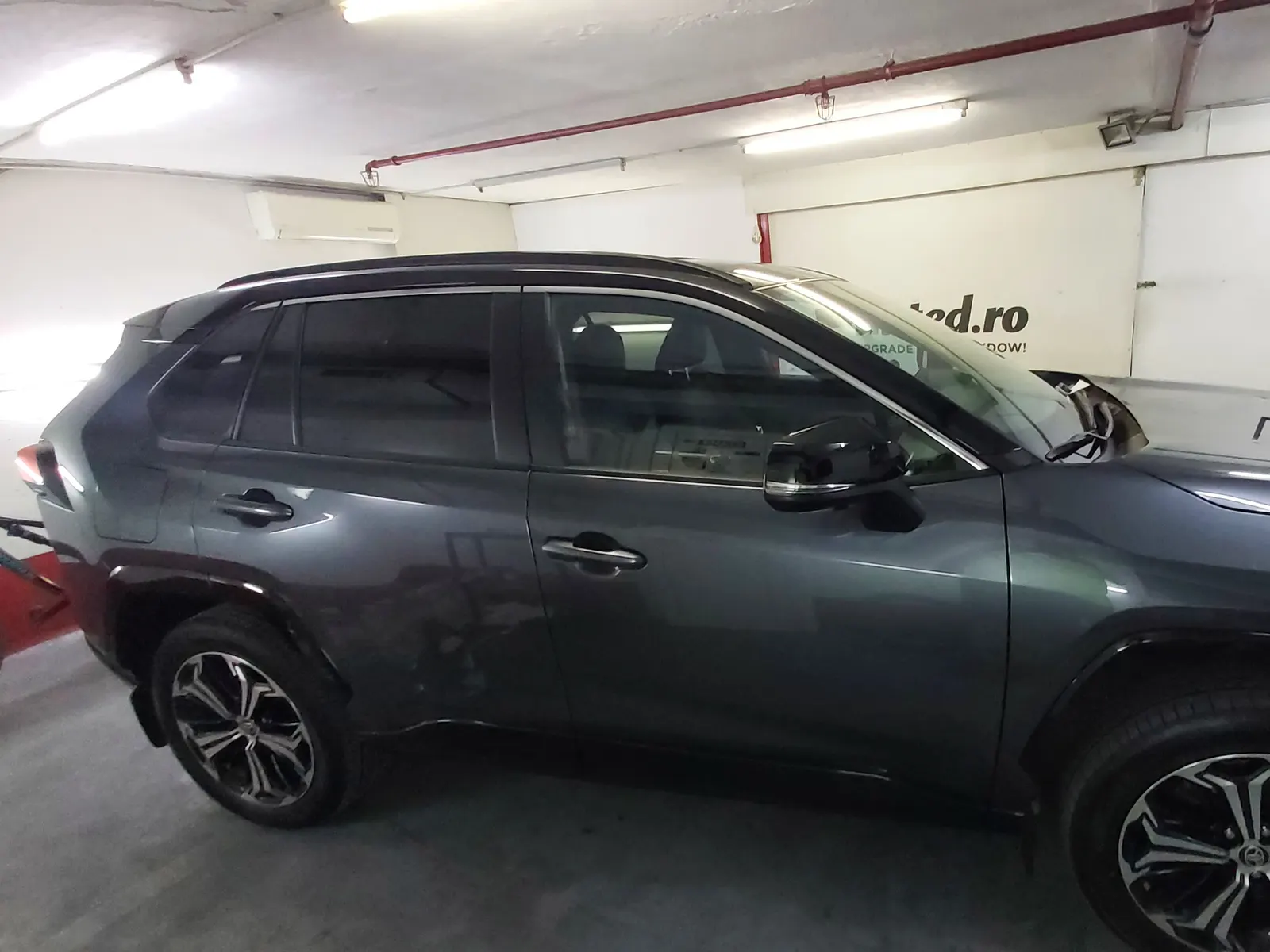 Toyota RAV4 Magnetic Gray Metallic cu folie auto ceramica LLumar CTX15 pe geamurile spate