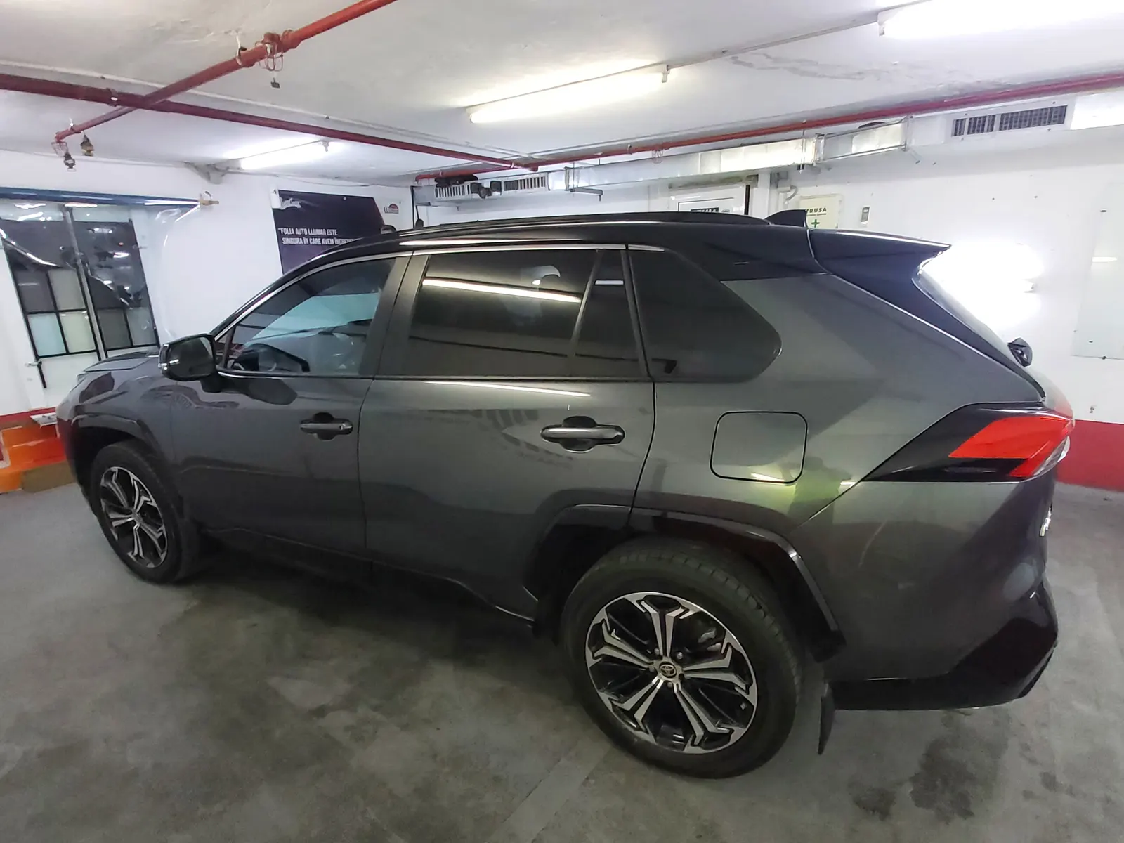 Folie auto ceramica LLumar CTX15 spate si LLumar AIR80 fata pe Toyota RAV4 gri