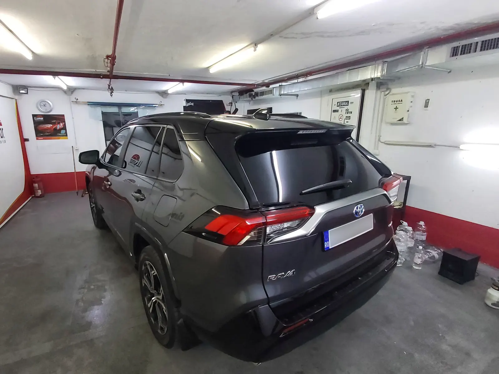 Toyota RAV4 gri Magnetic Gray Metallic cu geamuri fumurii LLumar CTX15