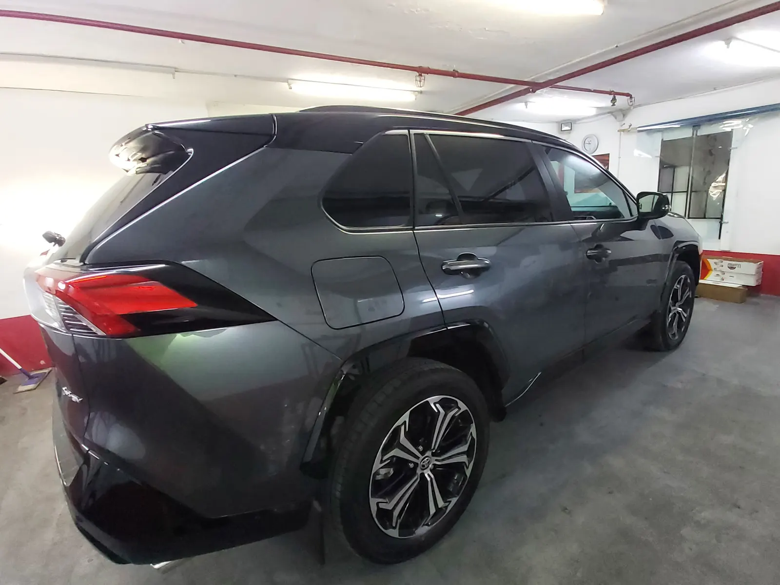 Aplicare folie auto ceramica LLumar AIR80 pe parbriz si geamuri fata Toyota RAV4