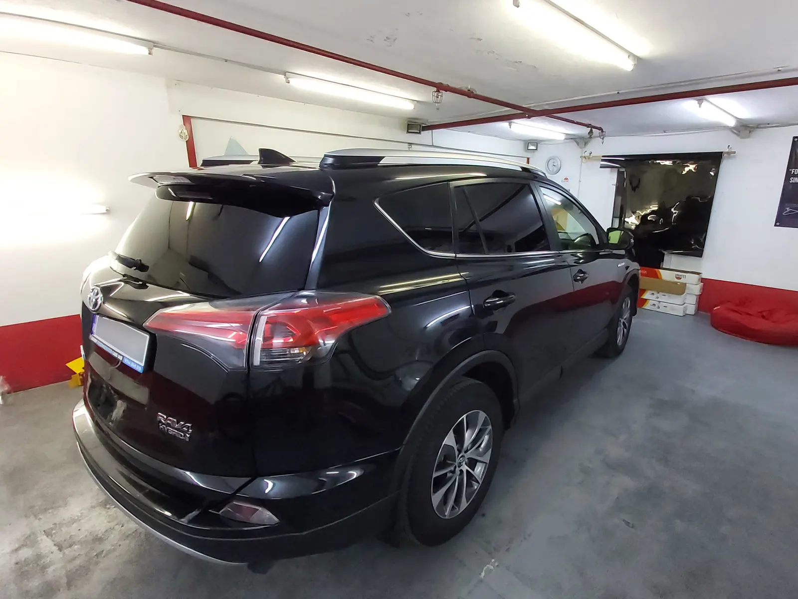 Toyota RAV4 Hybrid Attitude Black Mica cu folie auto ceramica LLumar CTX05 montata pe geamurile laterale si luneta