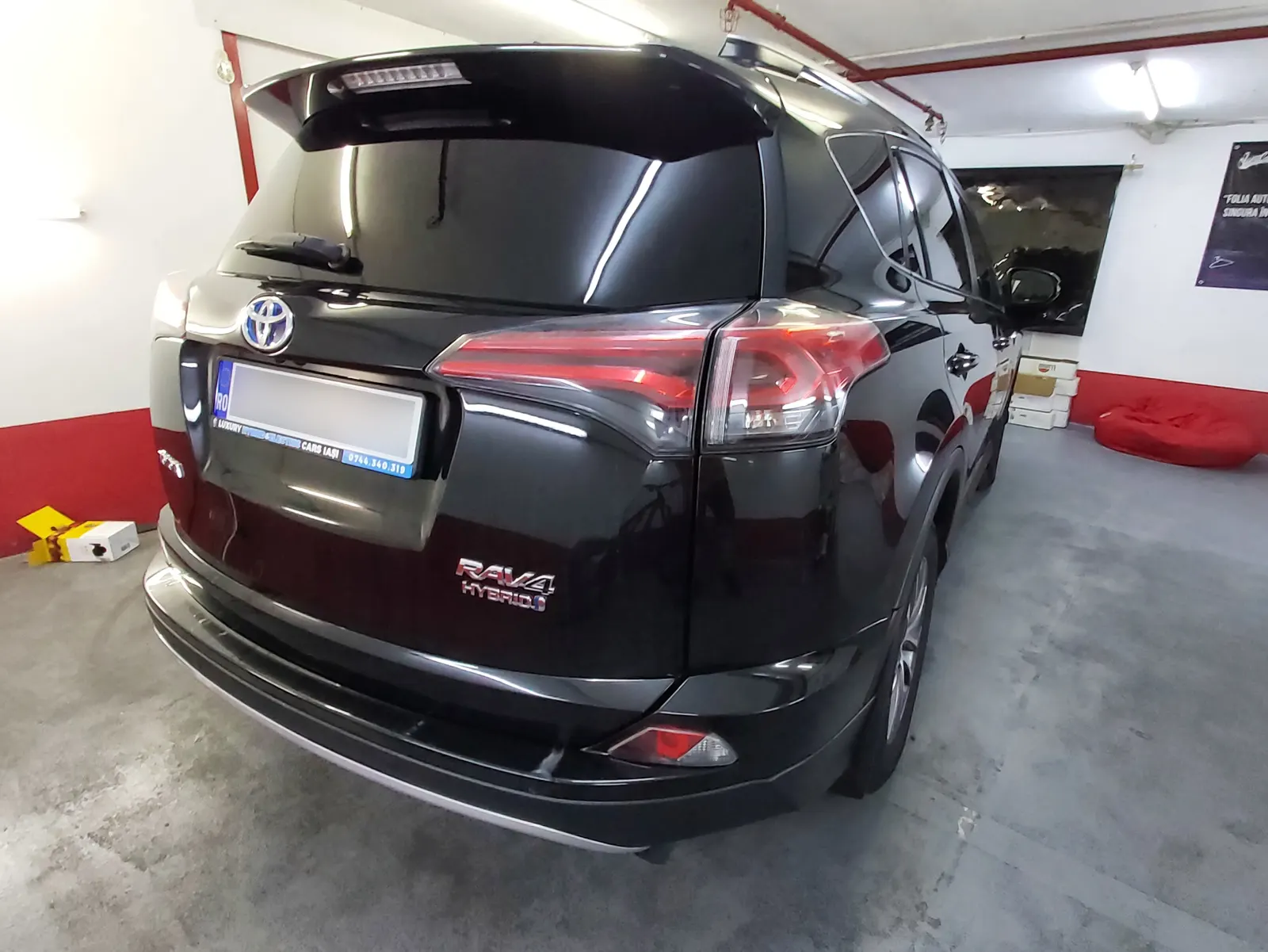 Folie auto ceramica LLumar CTX05 instalata pe Toyota RAV4 Hybrid culoare Attitude Black Mica
