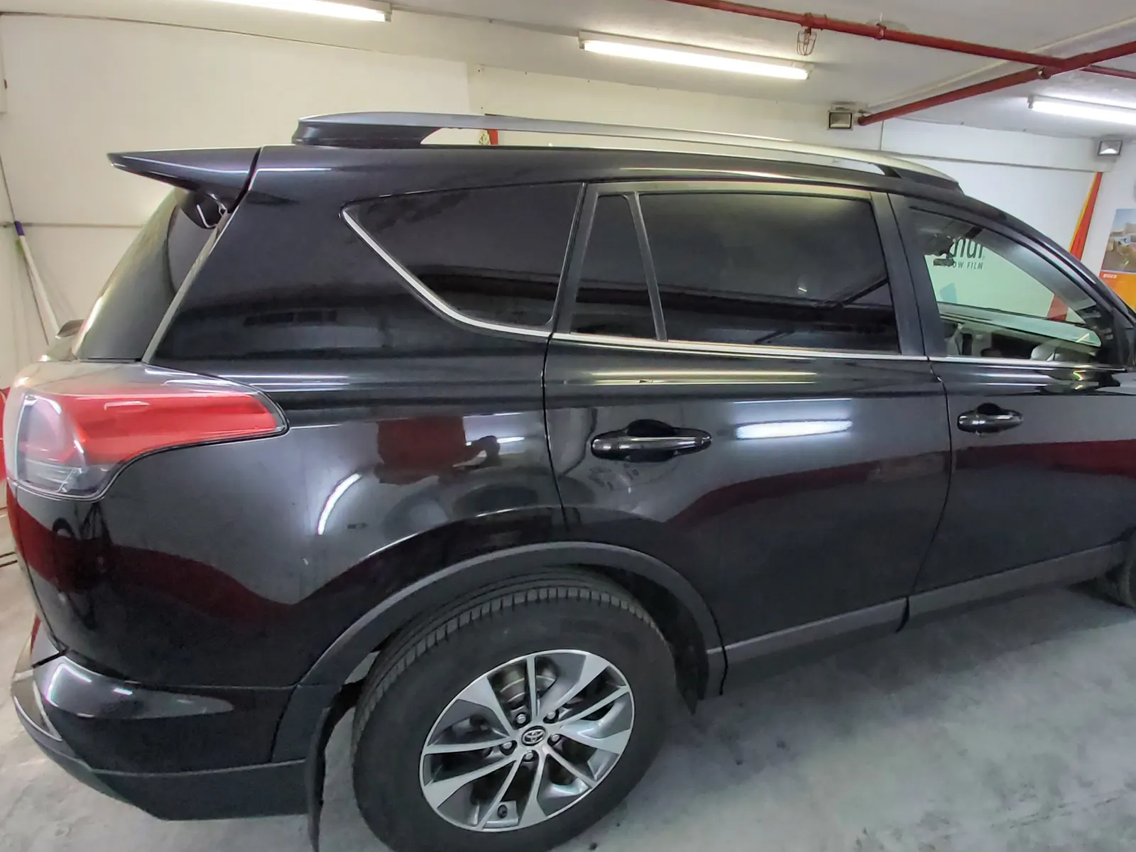 Toyota RAV4 Hybrid negru Attitude Black Mica cu geamuri fumurii LLumar CTX05