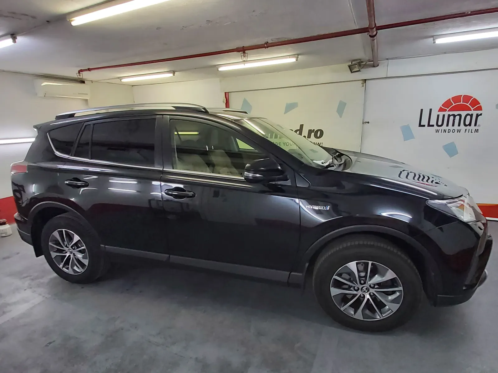 Aplicare folie auto ceramica LLumar CTX05 pe Toyota RAV4 Hybrid negru
