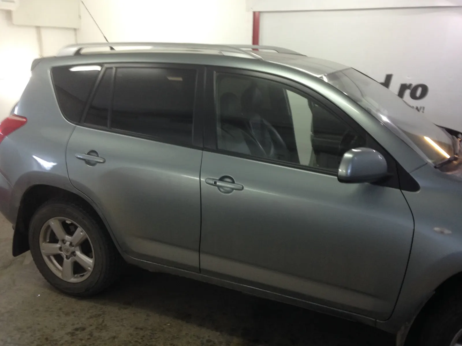 Toyota RAV4 gri Classic Silver Metallic cu folie auto metalica LLumar ATR05 pe geamurile spate