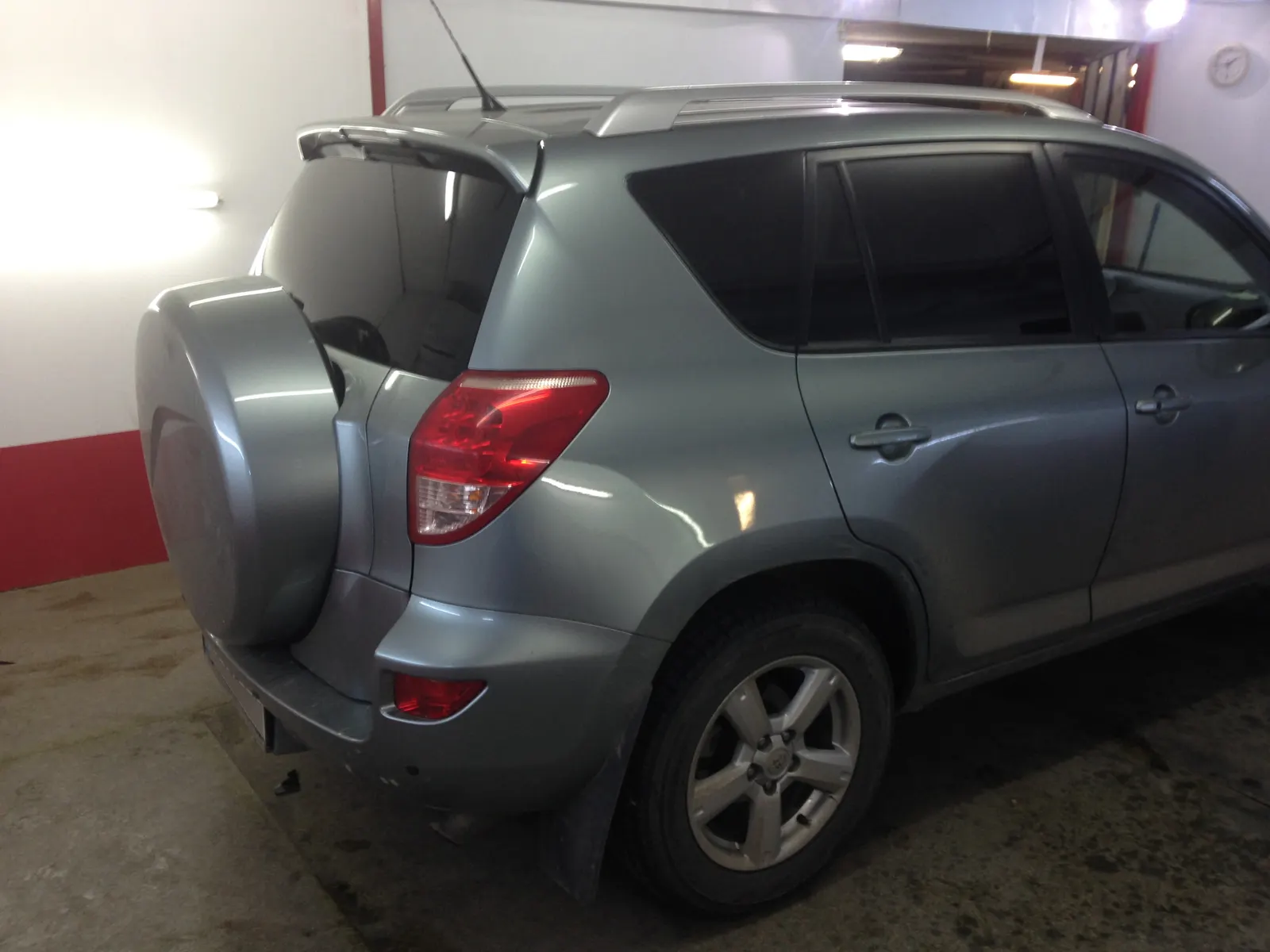 Folie auto LLumar ATR05 instalata pe Toyota RAV4 Classic Silver Metallic