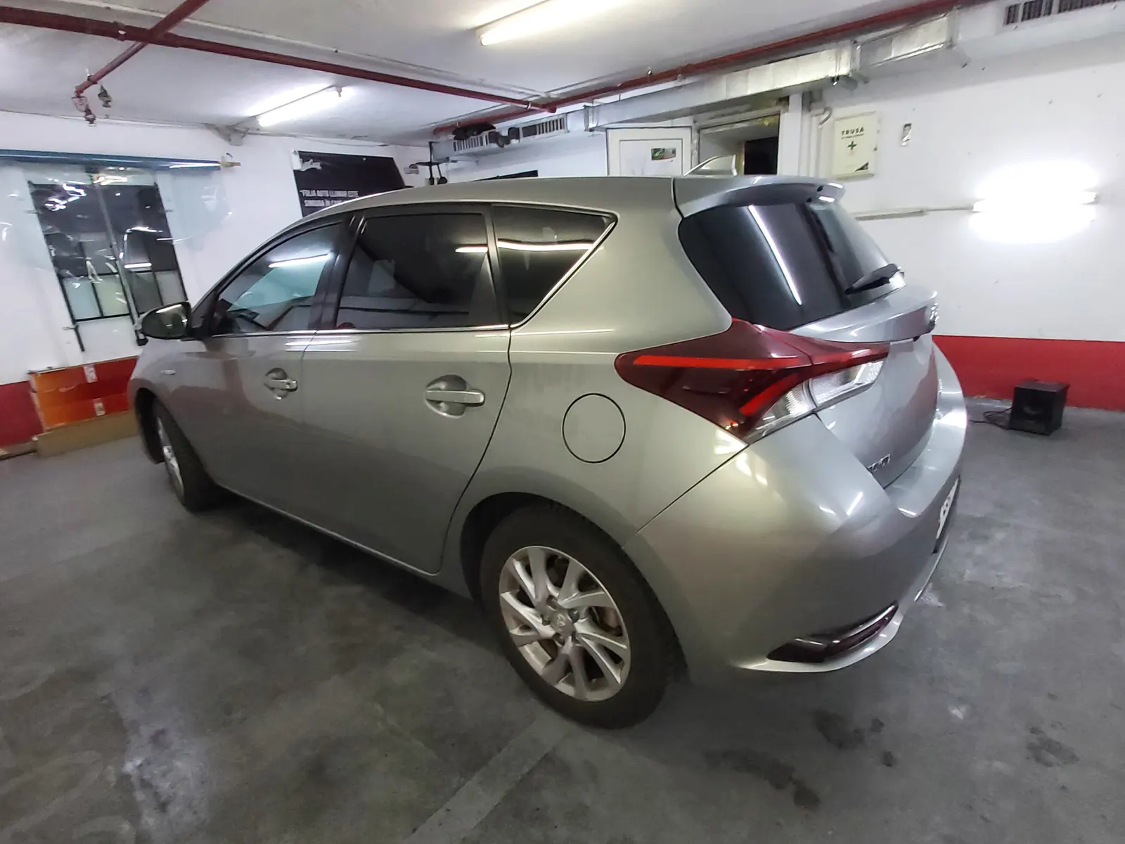 detaliu montaj geamuri spate Toyota Auris Hybrid