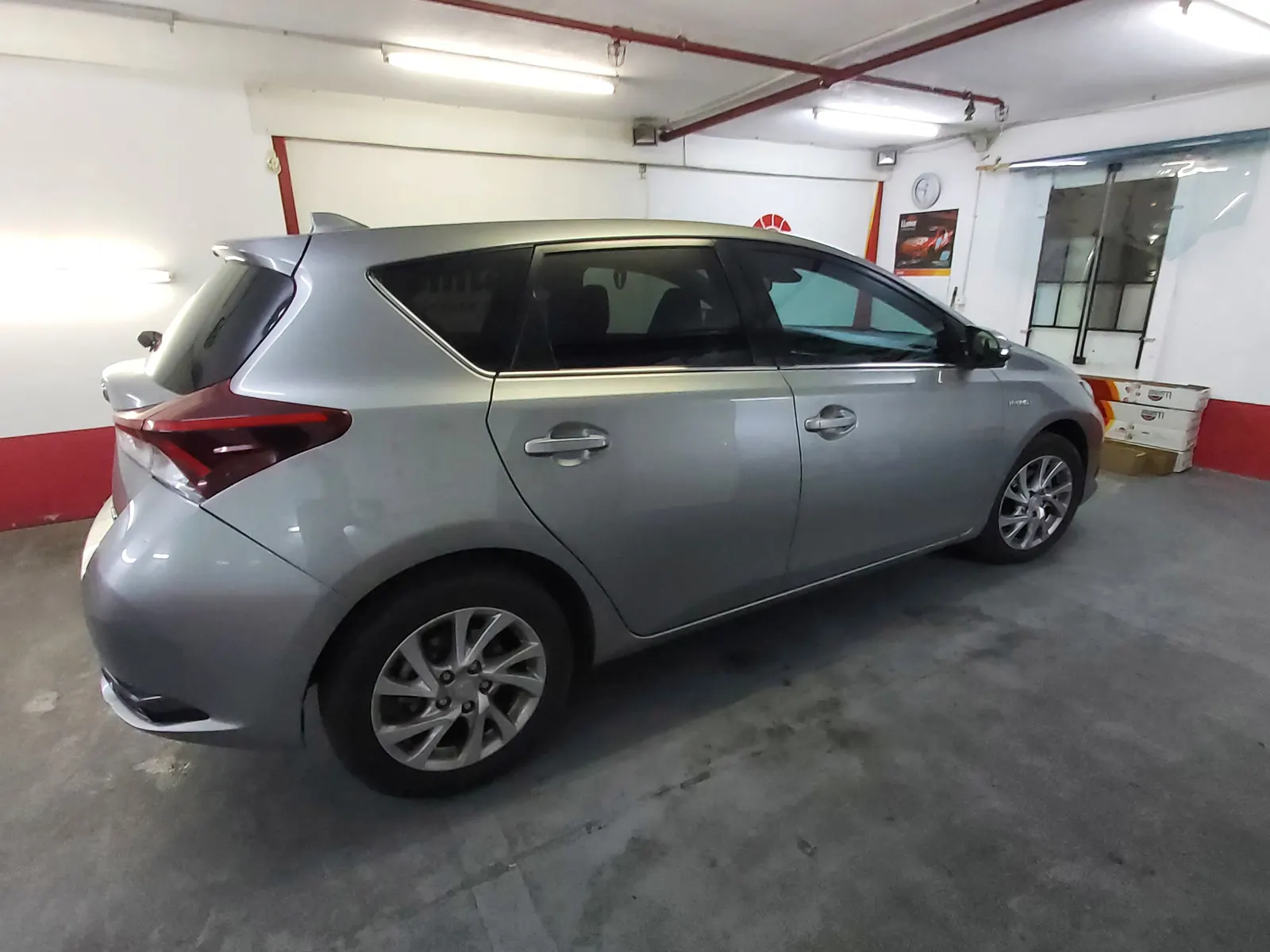 Auris Silver Metallic vedere laterala geamuri fumurii