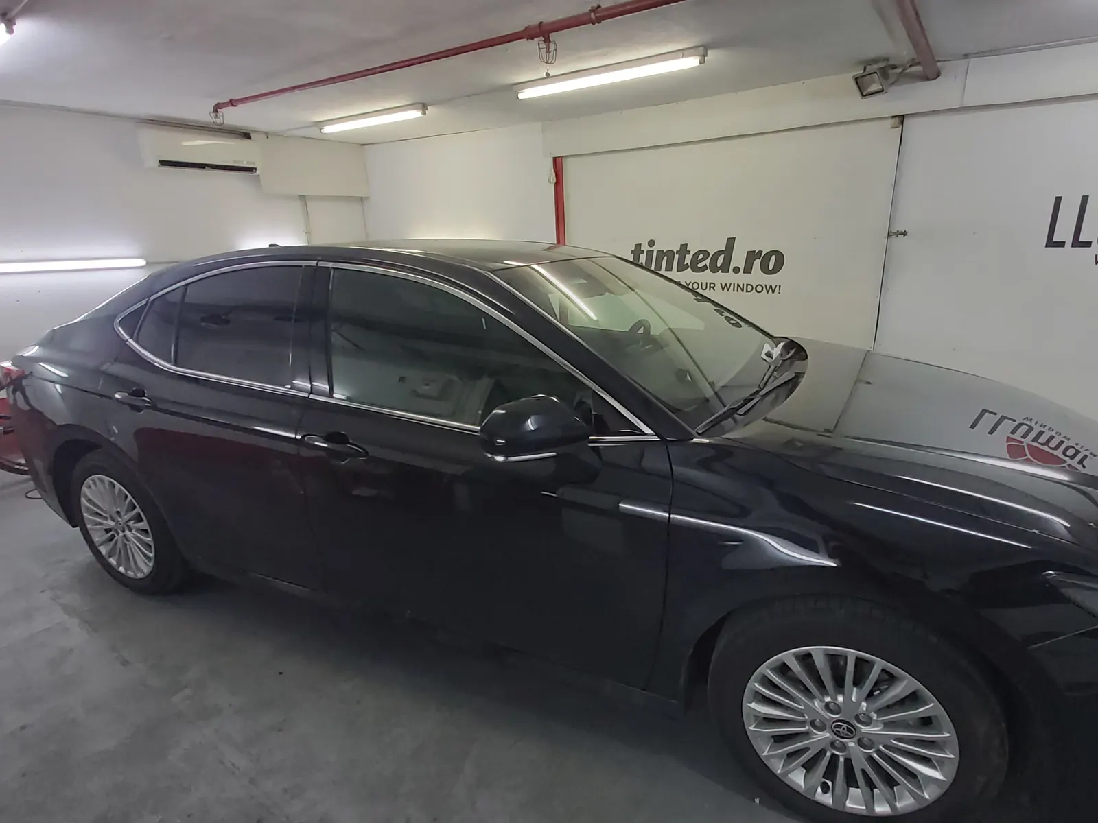 detaliu luneta Toyota Camry Attitude Black folie fumurie