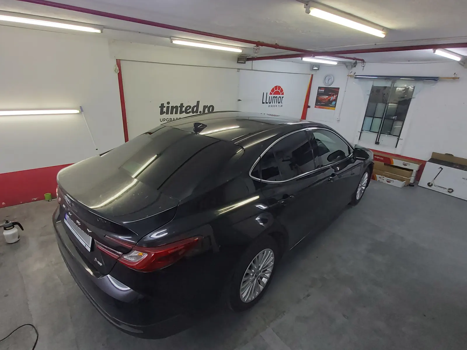 Toyota Camry XV70 sedan cu geamuri spate fumurii