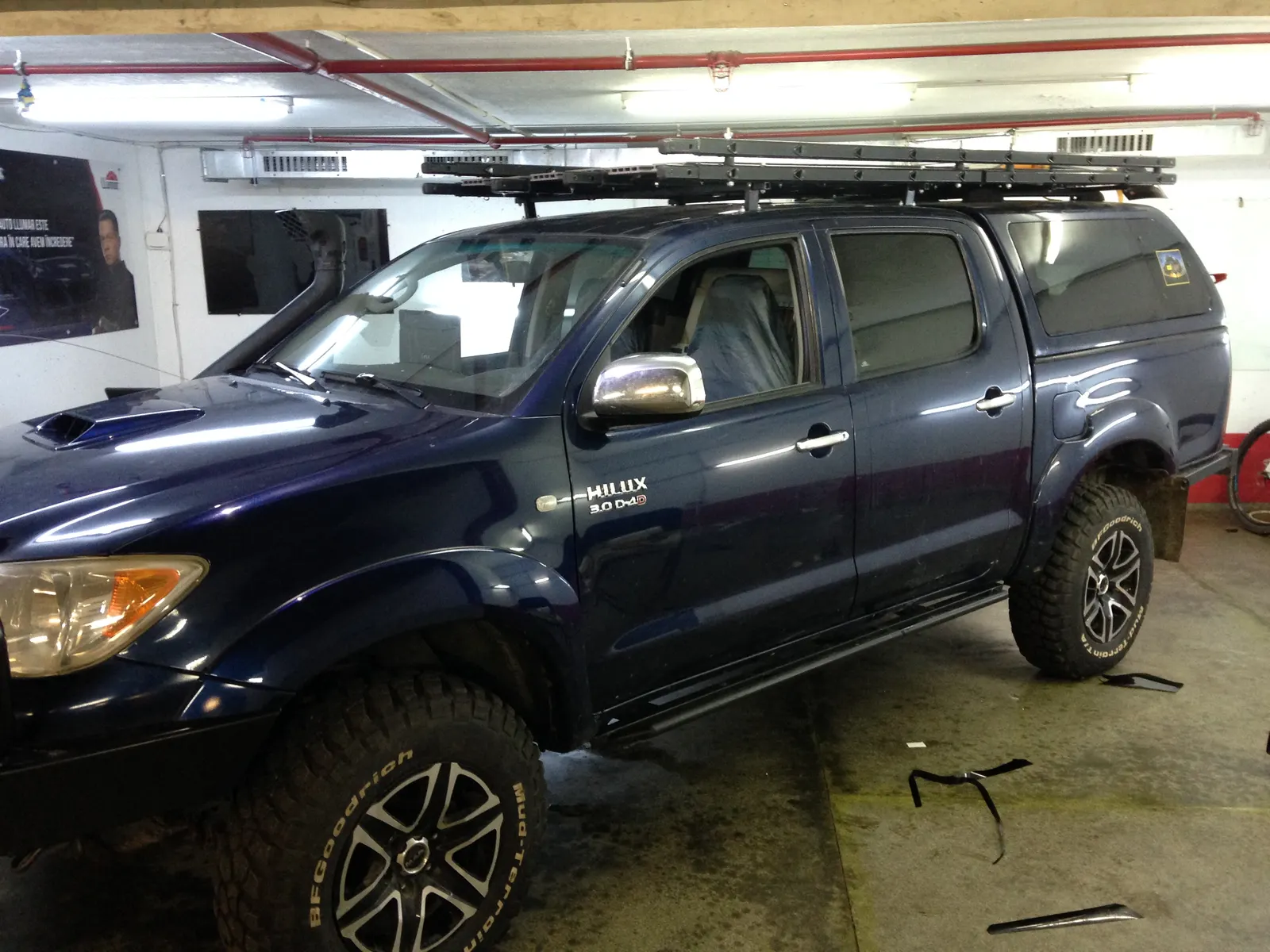 detaliu geamuri spate Toyota Hilux N70 folie fumurie