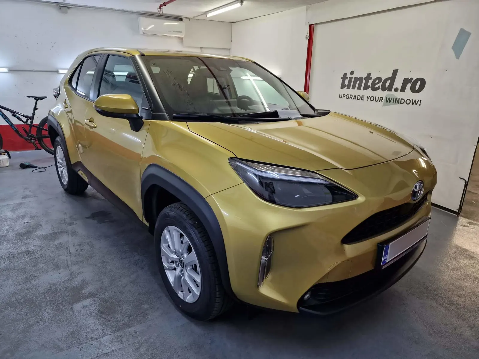 Toyota Yaris Cross Hybrid Brass Gold inainte de montajul foliei auto LLumar CTX15