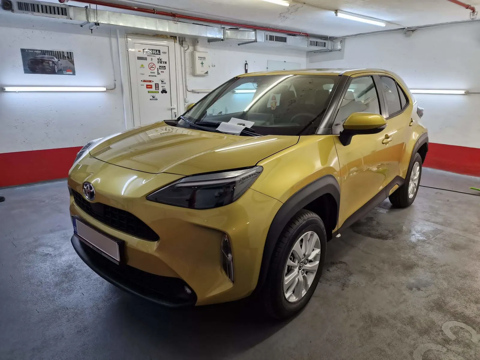 Toyota Yaris Cross Hybrid culoare Brass Gold cu geamuri fumurii LLumar CTX15 montate profesional