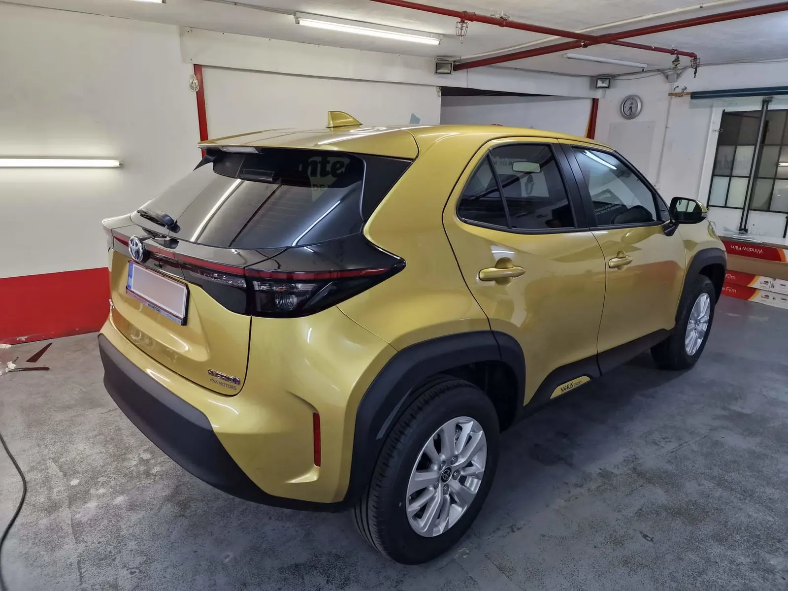 Detaliu Toyota Yaris Cross Hybrid Brass Gold cu folie solara LLumar CTX15 aplicata pe geamuri