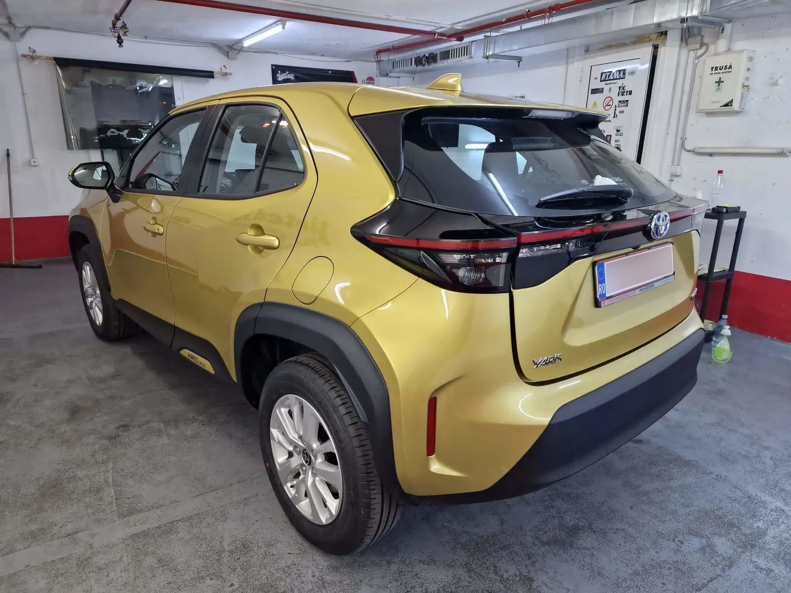 Toyota Yaris Cross Hybrid Brass Gold inainte de montaj LLumar CTX15 pentru protectie solara