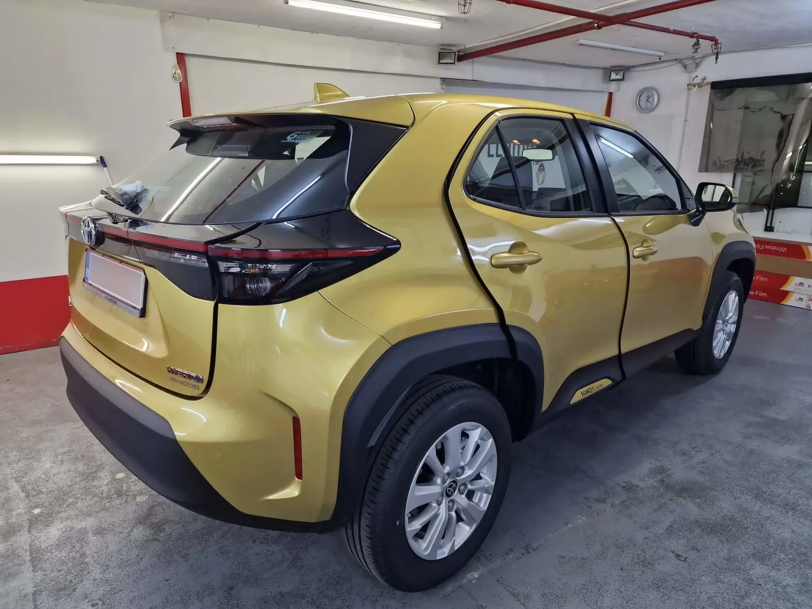 Toyota Yaris Cross Hybrid Brass Gold cu geamuri fumurii inainte de montaj folie auto LLumar CTX15