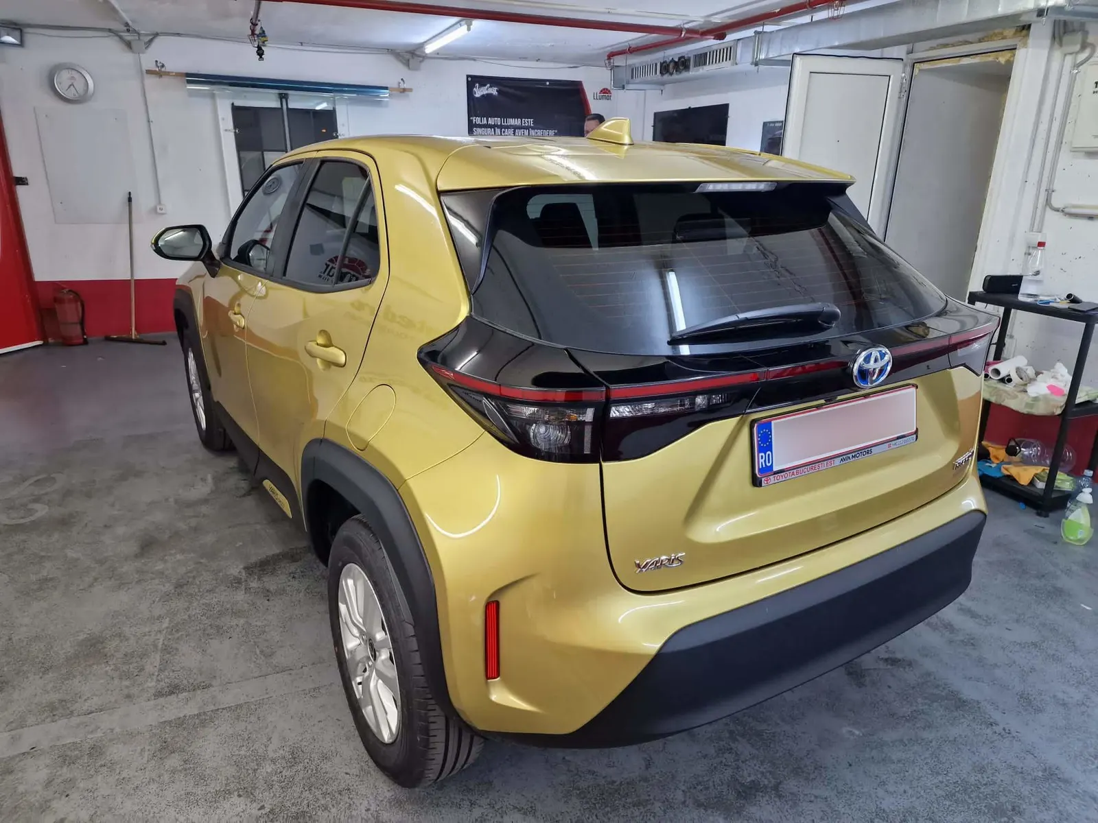 Toyota Yaris Cross Hybrid Brass Gold cu folie auto LLumar CTX15 vedere luneta dupa montaj