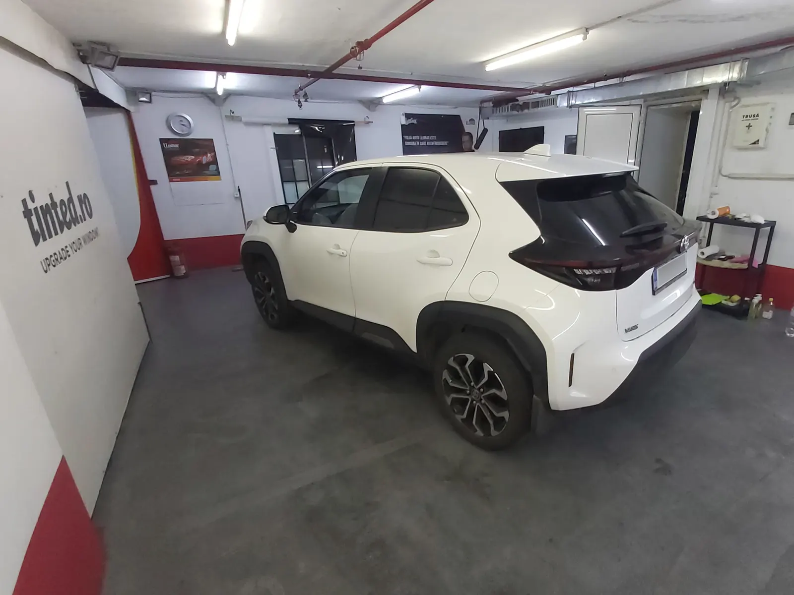 Toyota Yaris Cross Super White cu folie auto LLumar CTX05 montata pe geamurile spate