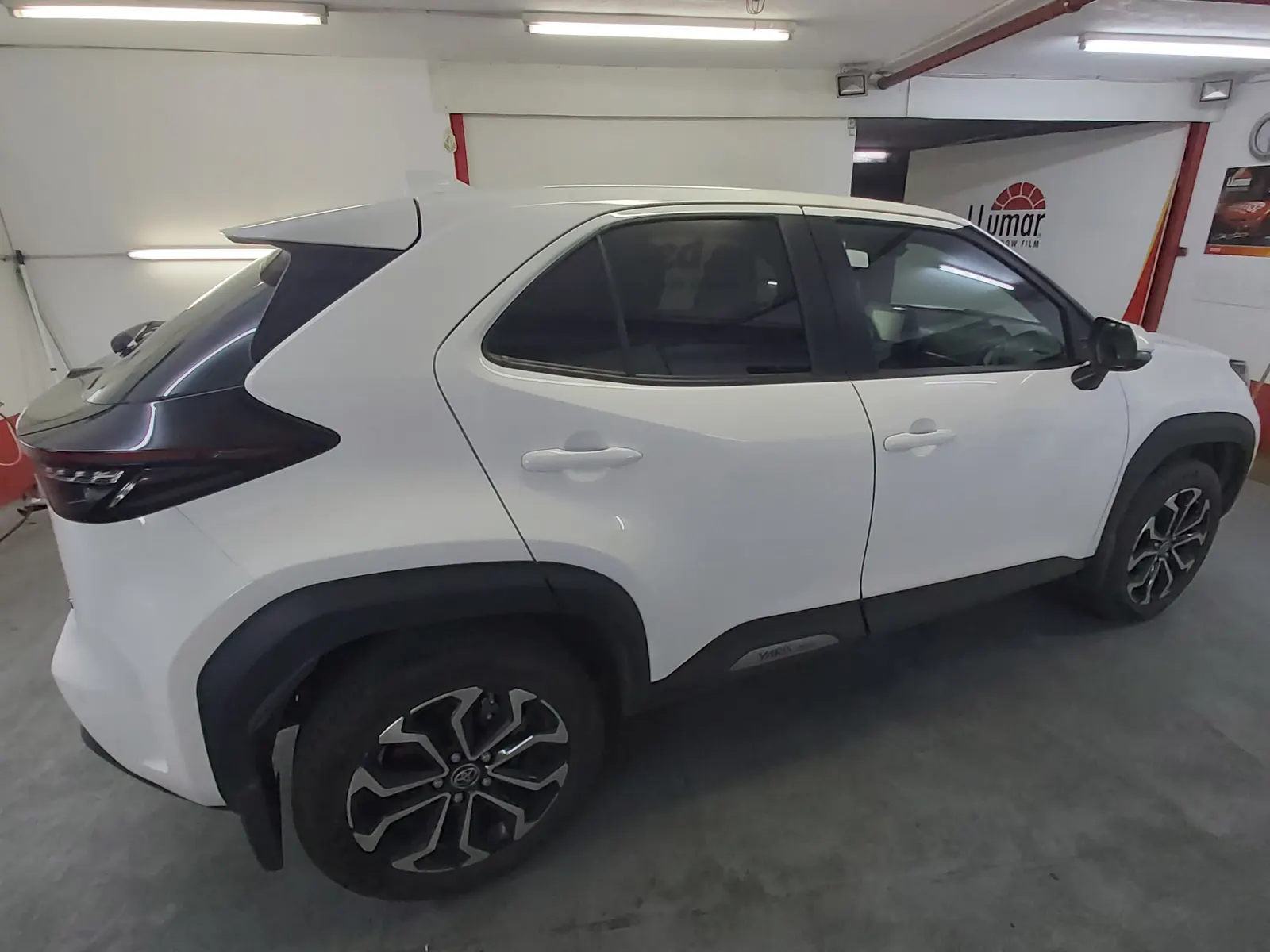 Toyota Yaris Cross alb cu geamuri fumurii LLumar CTX05 aplicate profesional