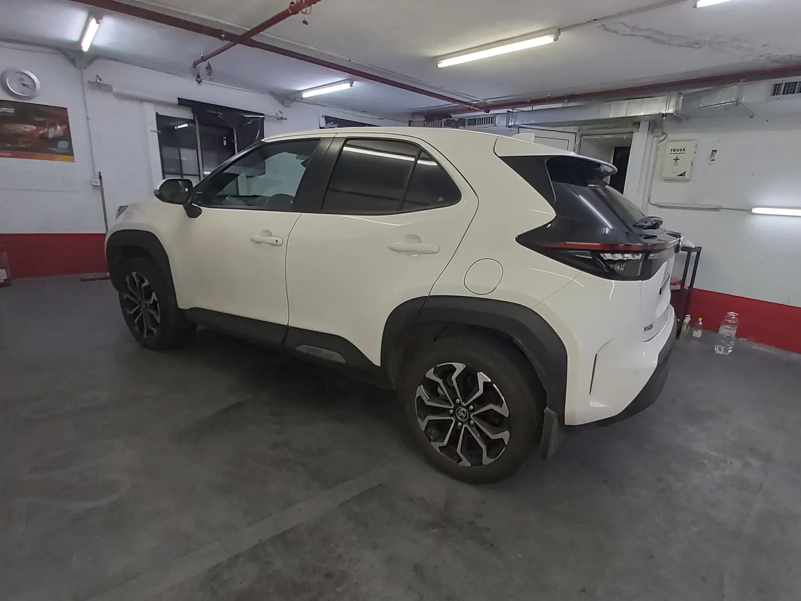 Toyota Yaris Cross Super White cu folie auto LLumar CTX05 pentru protectie solara