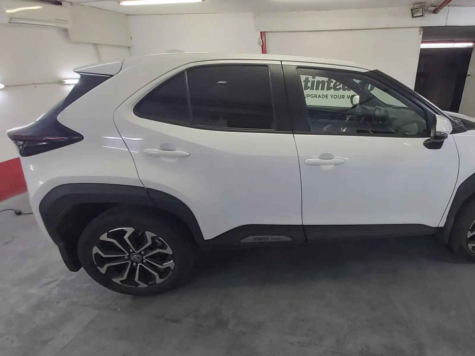 Toyota Yaris Cross Super White dupa montaj folie auto LLumar CTX05 pe geamurile spate