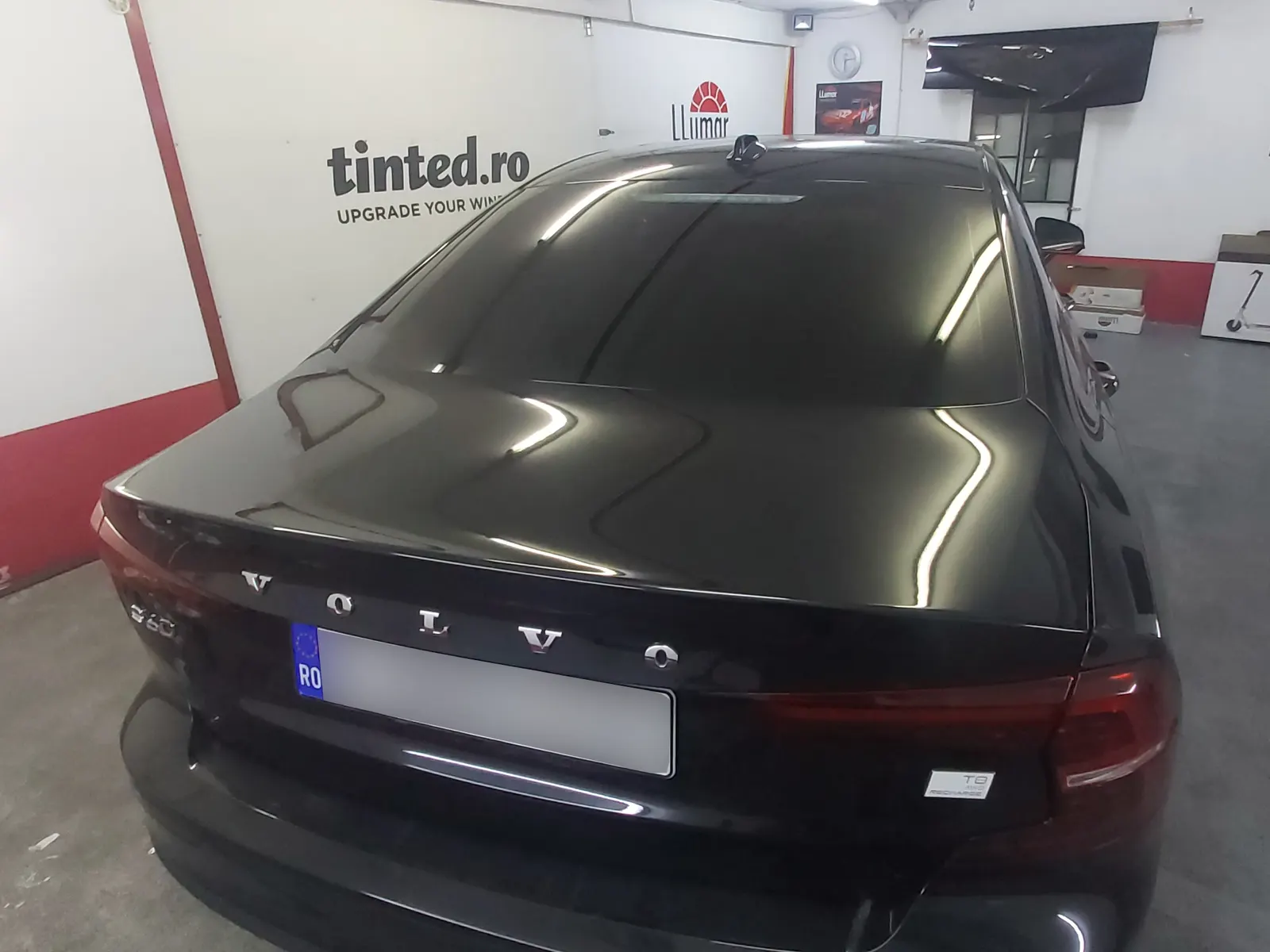 Volvo S60 negru cu folie solară ceramică LLumar CTX05 omologată RAR