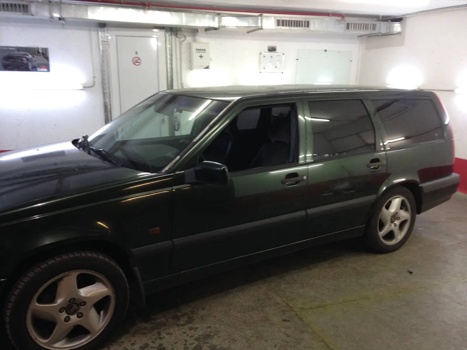 folie auto Volvo 850 Estate verde închis geamuri laterale LLumar AT05