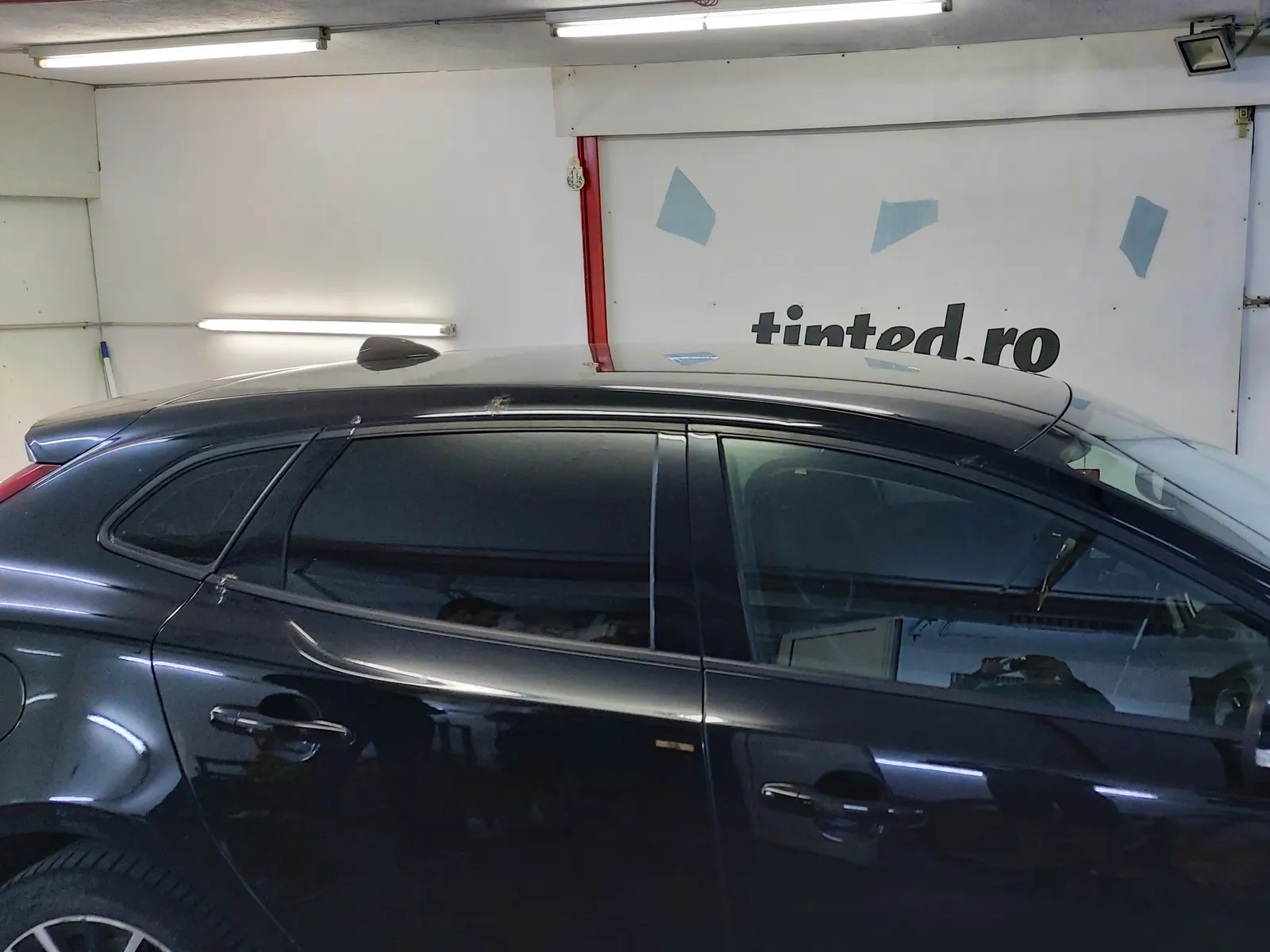 Volvo V40 negru cu folie solară LLumar CTX15 protecție UV și căldură