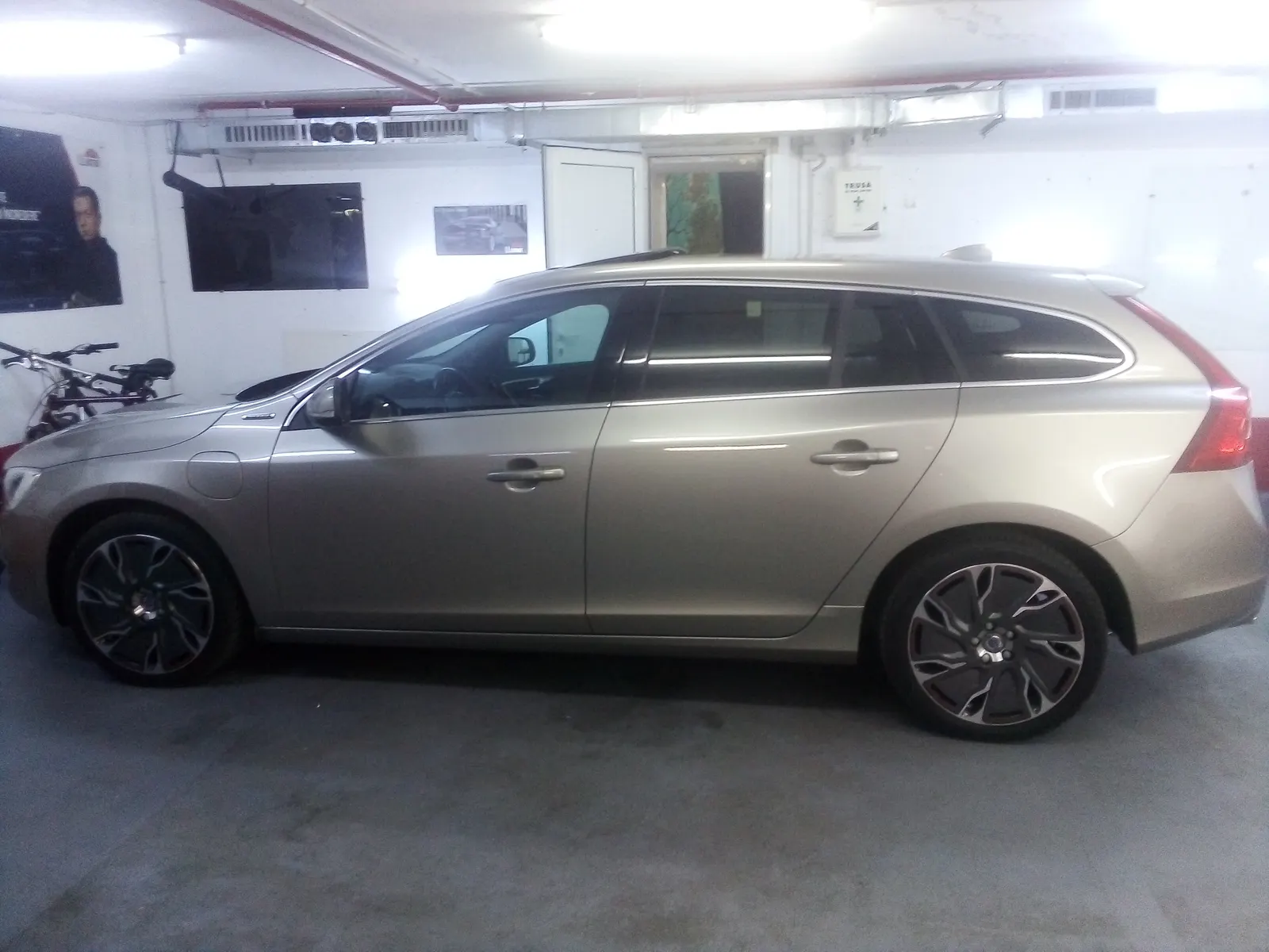 Volvo V60 Limited Edition bej cu folie solară ATR20 omologată RAR