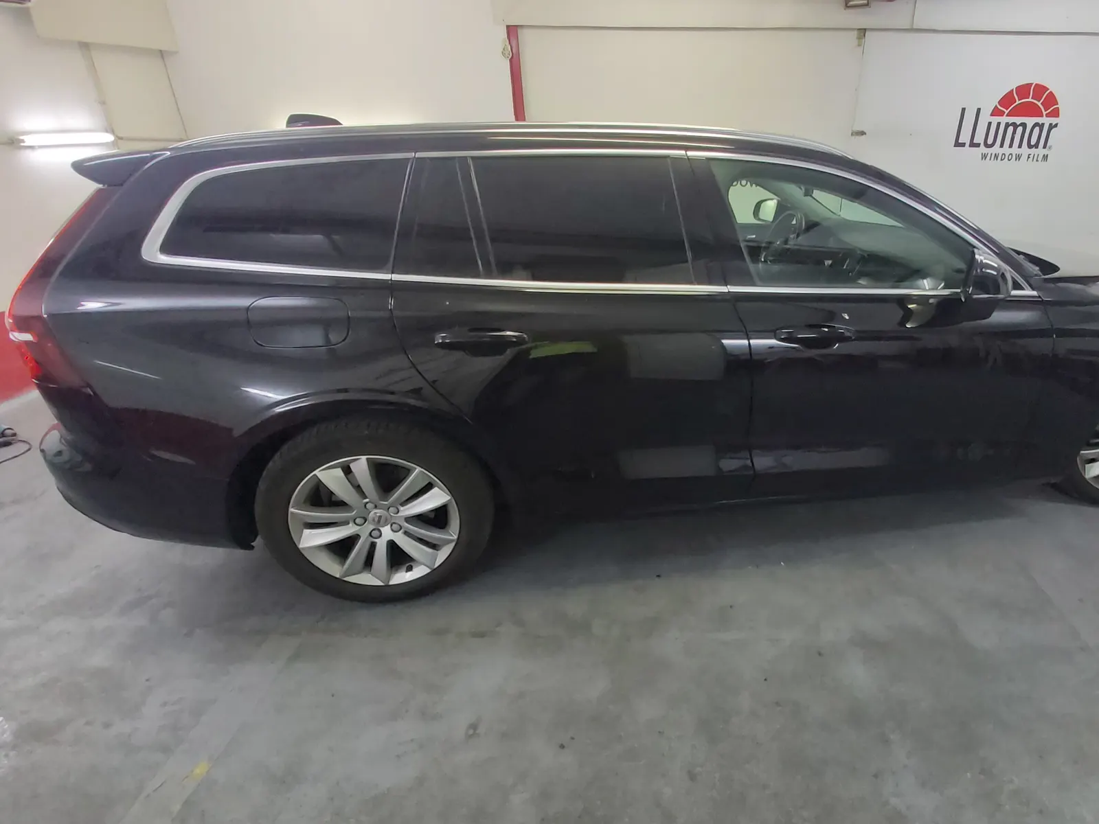 Volvo V60 negru cu folie solară ceramică LLumar CTX05 omologată RAR