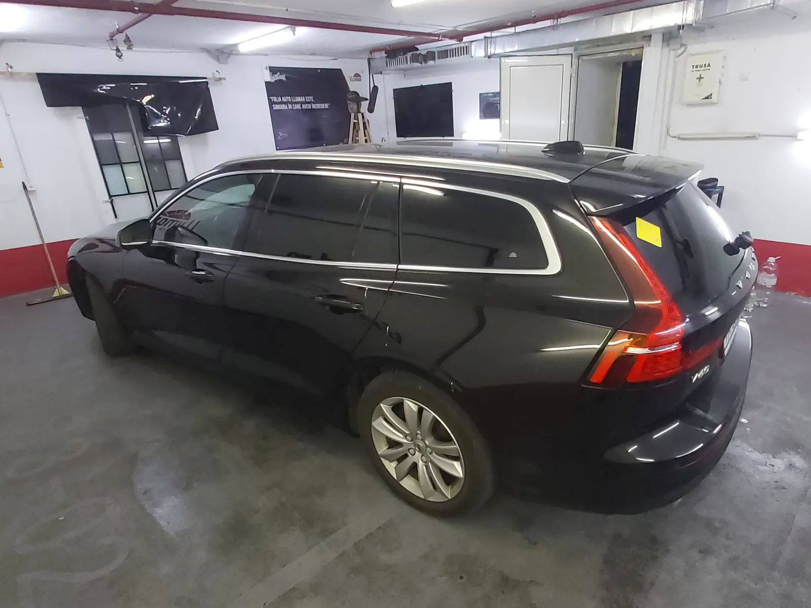 V60 Estate negru rezultat final folie LLumar CTX05 geamuri laterale