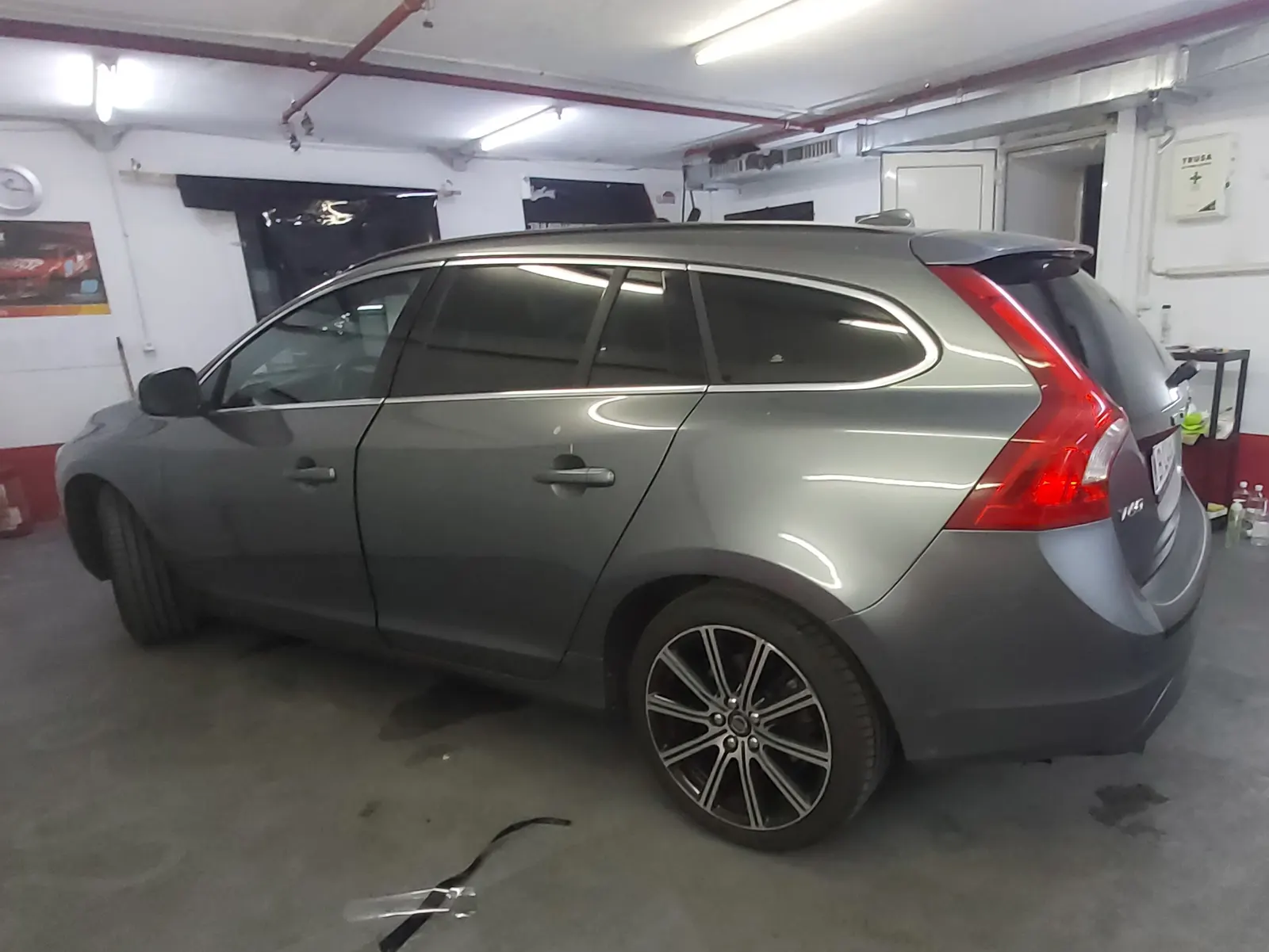 foliere geamuri V60 Osmium Grey aplicare precisă fără demontare piese