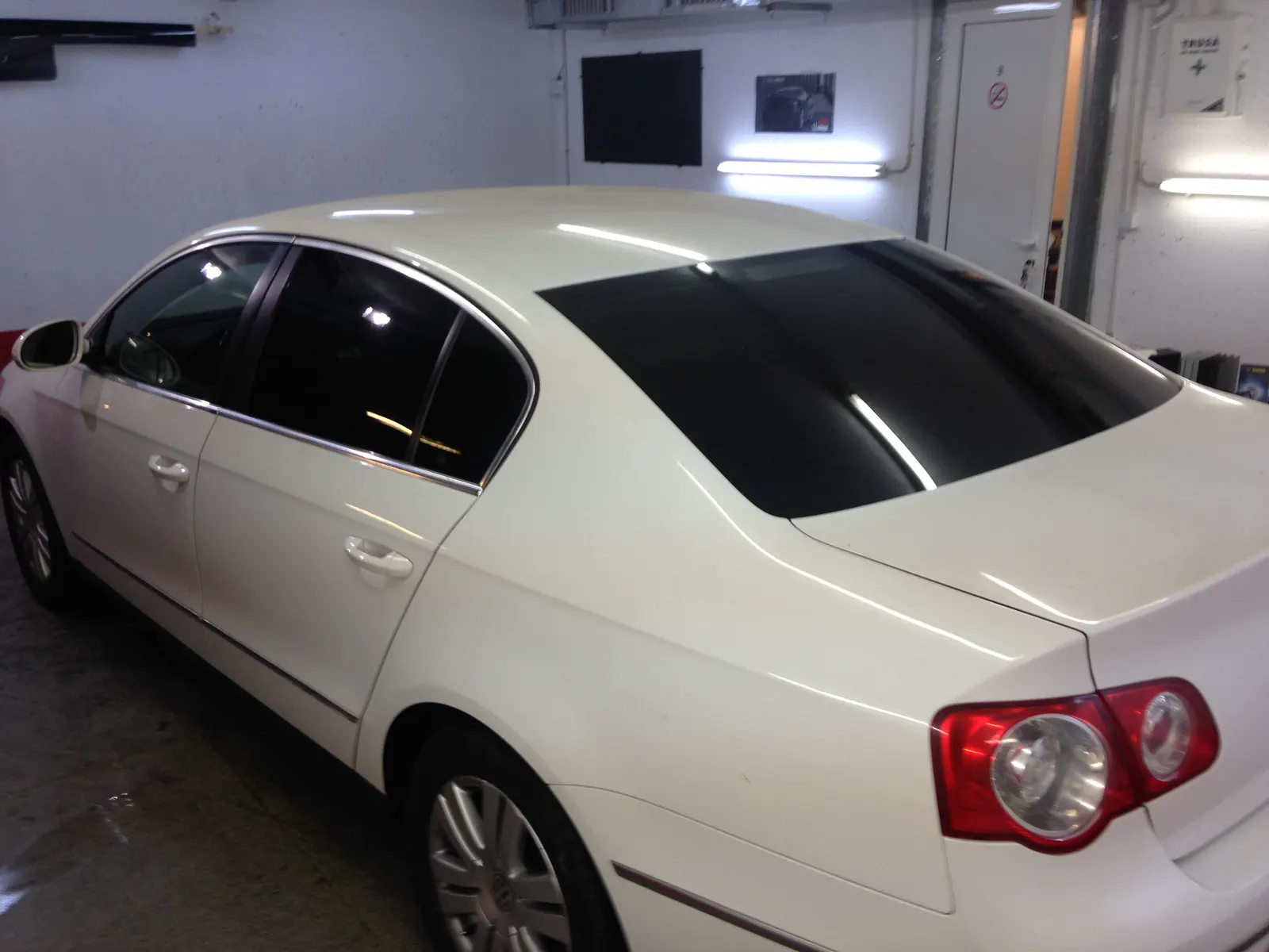 geamuri fumurii VW Passat B6 Candy White folie ceramica CTX15