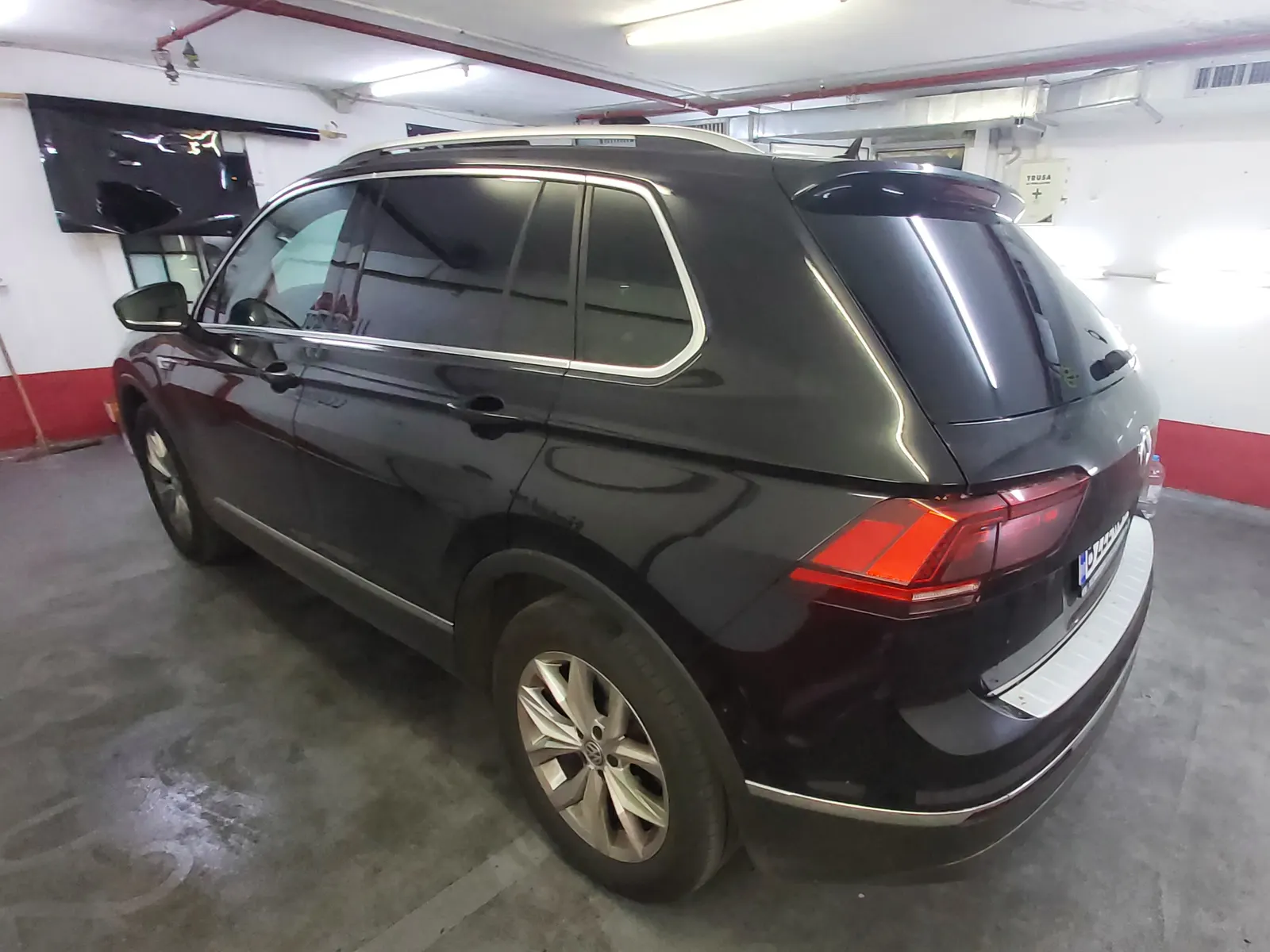 folie auto SUV Tiguan II negru aspect monolit LLumar CTX05
