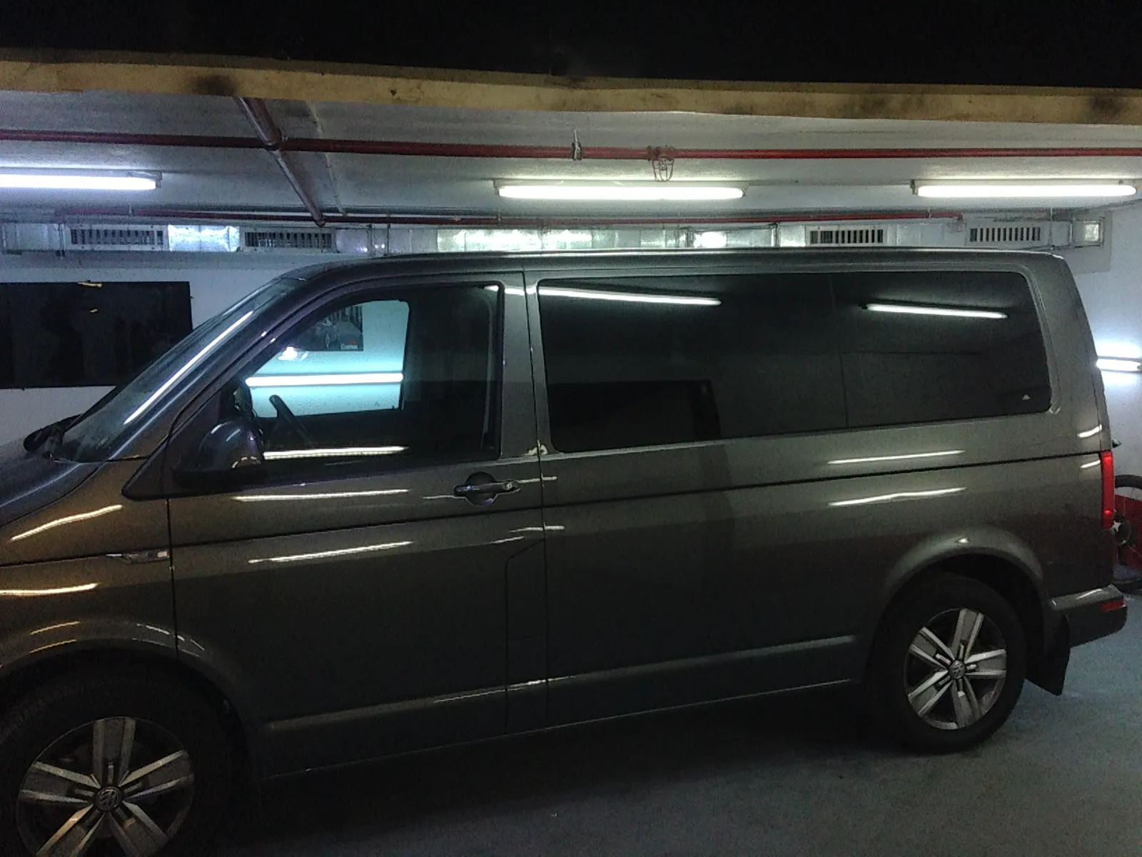 folie auto VW Multivan T6 gri indium LLumar AT05 Tinted Bucuresti