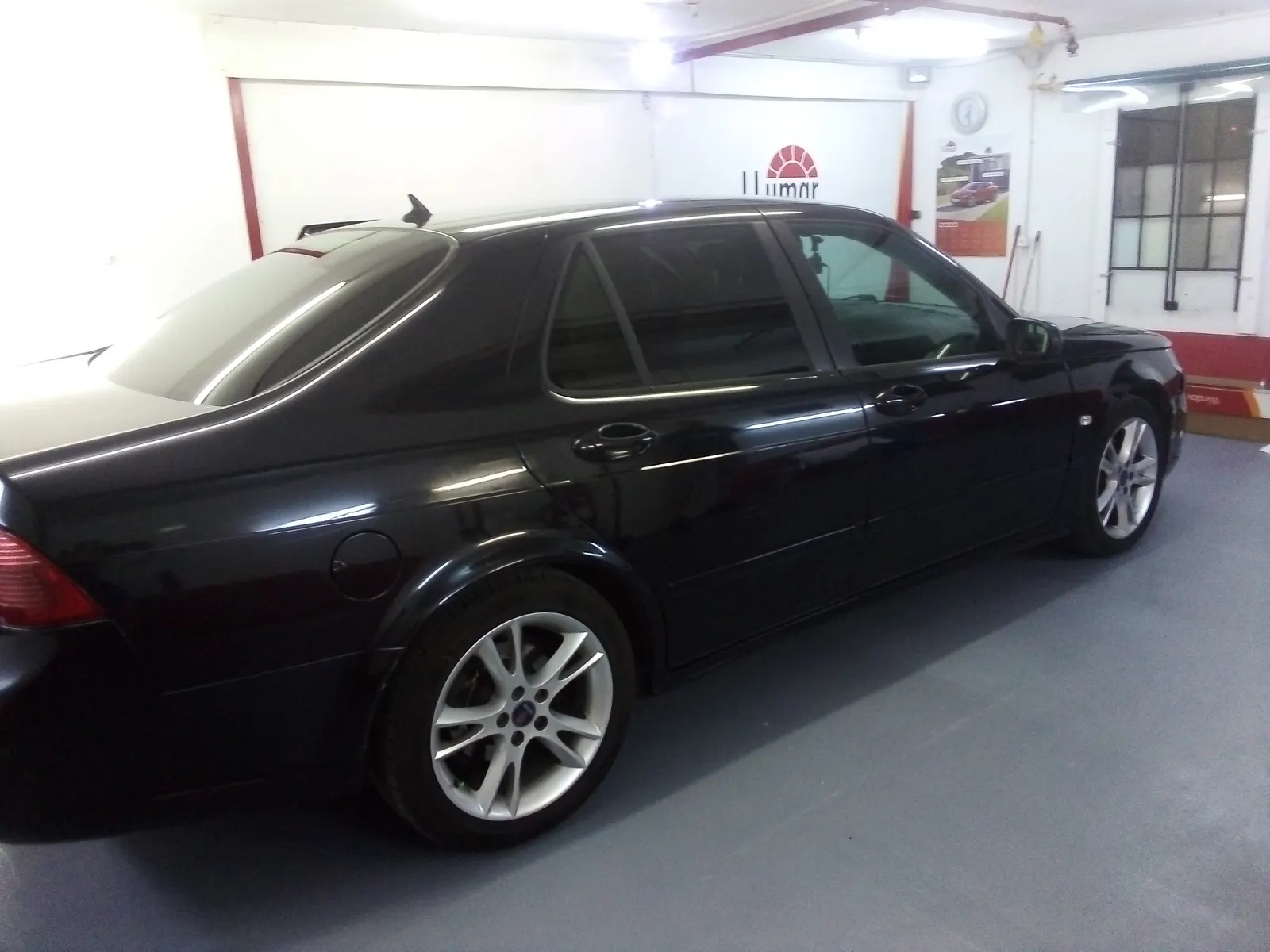 Saab 9-5 Black Onyx – geamuri fumurii intense folie LLumar ATR05